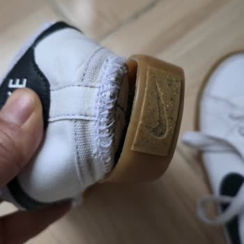 Nike Court Legacy Ayakkabısındaki Yırtık Ve Mağaza İlgisizliği