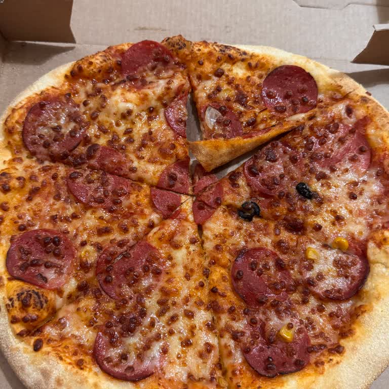 Görseldeki Zeytin Ve Mısır Eksik, Domino's Pizza Görünüşüyle Uyuşmuyor