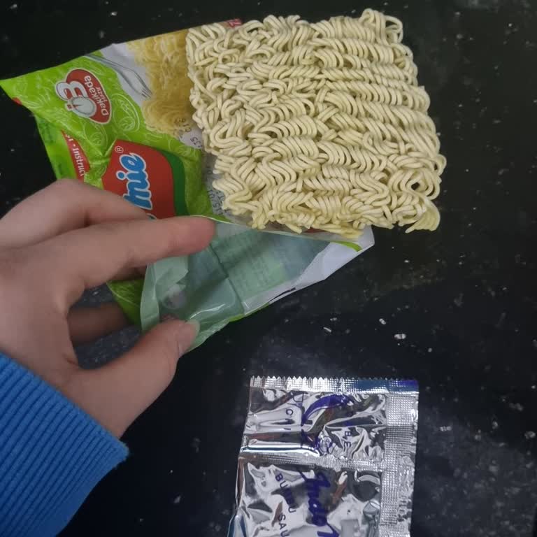 Açık Ambalajlı İndomie Noodle'da Eksik Sos Paketi Ve Hijyen Şikayeti