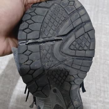 New Balance Ayakkabısında Kısa Sürede Tabanda Yarılar Oluştu, Ücretin Hemen İadesi Talebi