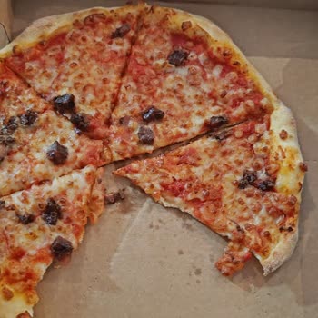 Kavurma Zengini Pizzada Malzeme Eksikliği Ve Çiğ Patates Sorunu