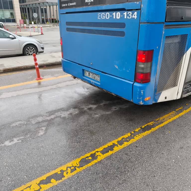 Şoför Orta Kapıyı Açmadı, Saygısız Ve Keyfi Davranış Sergiledi