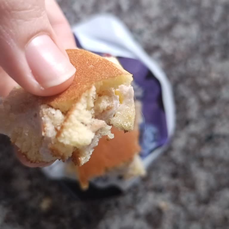 BİM Pendik Şubesinde Eti Süt Burger’de Kıl Görüldü