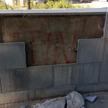 Buca Yürüyüş Parkurunda Duvar Taşları Dökülüyor Ve Bakım Eksikliği