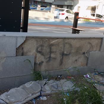 Buca Yürüyüş Parkurunda Duvar Taşları Dökülüyor Ve Bakım Eksikliği