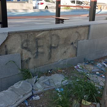Buca Yürüyüş Parkurunda Duvar Taşları Dökülüyor Ve Bakım Eksikliği