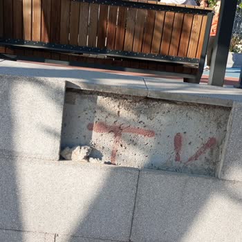 Buca Yürüyüş Parkurunda Duvar Taşları Dökülüyor Ve Bakım Eksikliği