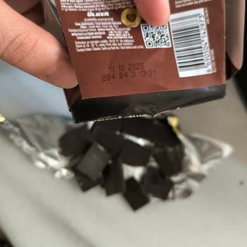 Ülker %60 Bitter Çikolatası Açıldığında Kurtlanmış Halde Keşfedildi