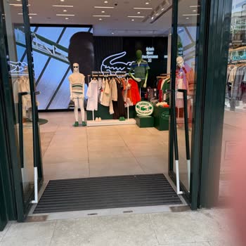 Lacoste Mağazasında Anneler Günü Vitrin Yazılarının Sadece İngilizce Olması