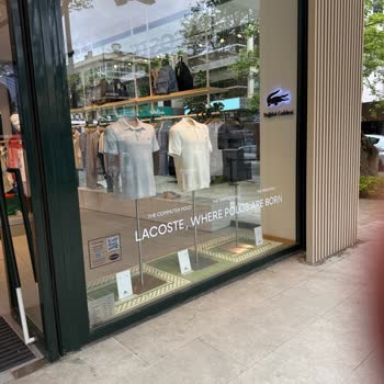 Lacoste Mağazasında Anneler Günü Vitrin Yazılarının Sadece İngilizce Olması