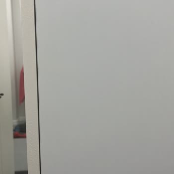 Vivense'de Beyaz Kapak Talebi Krem Renkle Çelişti, Çözüm Bekleniyor