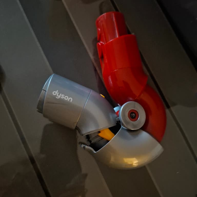 Dyson V12 Mobilya Altı Aparatının Parçası Kırıldı, Garanti Desteği Ve Ücretsiz Değişim Talebi