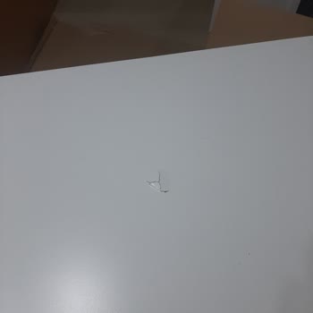 Çatlak Vitrin Kitaplık Ve Saygısız Mağaza Personeli
