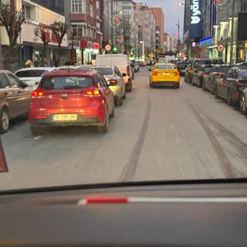 Esenler’de Çift Sıra Parkların Trafiği Boğması Ve Denetim Talebi
