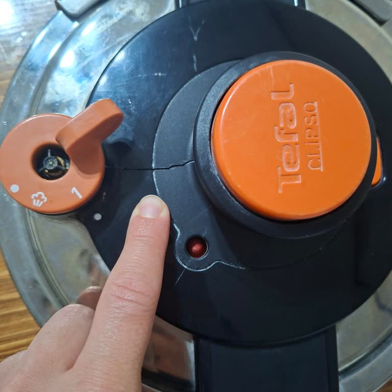 Kapağındaki Çatlama Nedeniyle Tefal Düdüklü Tencerenin Güvenlik Sorunu Ve Yedek Parça Bulunamaması