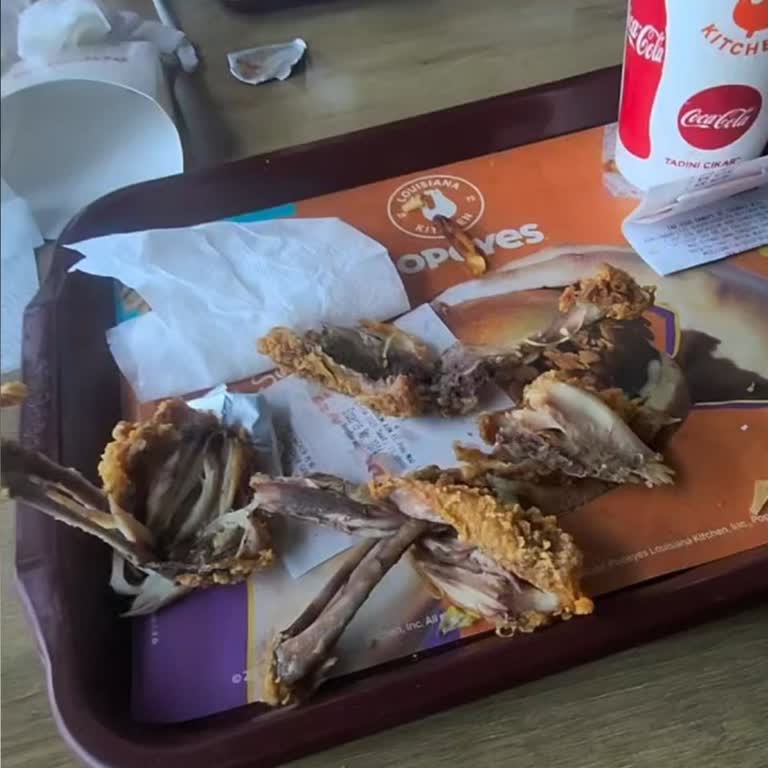 Popeyes Ankara Şubesinde Çiğ Kalan Tavuk Ve Kaba Personel