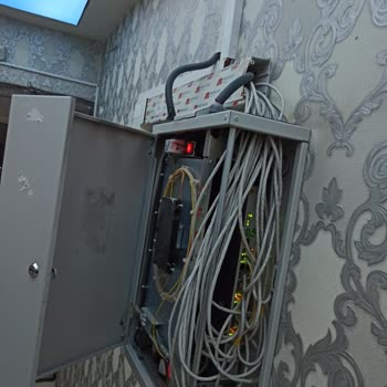 Koridordaki Türk Telekom Panosu Çocukları Elektrik Çarpması Riskiyle Tehdit Ediyor