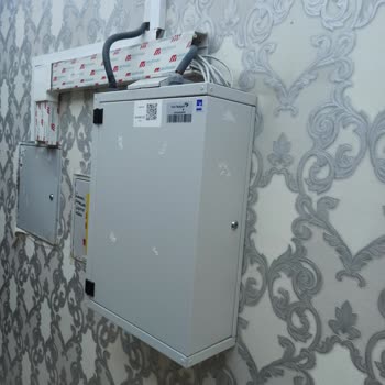 Koridordaki Türk Telekom Panosu Çocukları Elektrik Çarpması Riskiyle Tehdit Ediyor