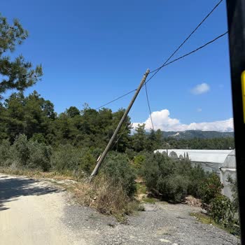 Manavgat’ta Çürük Elektrik Direği Değiştirilmedi