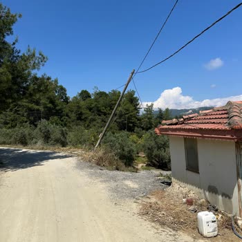 Manavgat’ta Çürük Elektrik Direği Değiştirilmedi