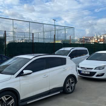 Torium AVM Otoparkındaki Jiletli Teller Kuşları Tehlikeye Atıyor