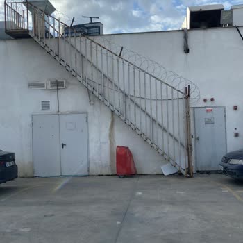 Torium AVM Otoparkındaki Jiletli Teller Kuşları Tehlikeye Atıyor