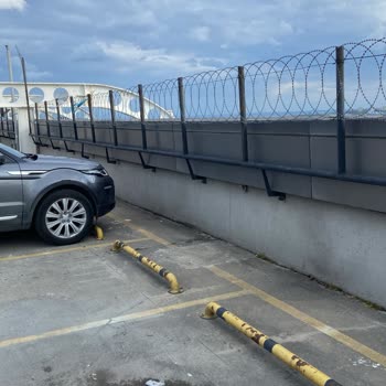 Torium AVM Otoparkındaki Jiletli Teller Kuşları Tehlikeye Atıyor
