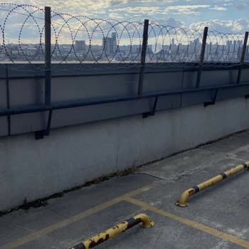 Torium AVM Otoparkındaki Jiletli Teller Kuşları Tehlikeye Atıyor