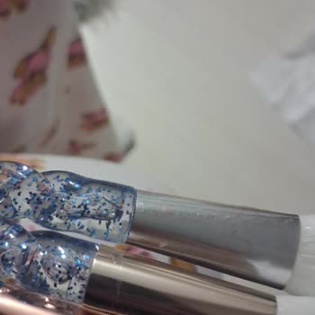 Müjgan Barış Beauty İlan Edilen Tek Renk Makyaj Fırça Seti Yerine Renkli Ve Kusurlu Ürün Gönderildi