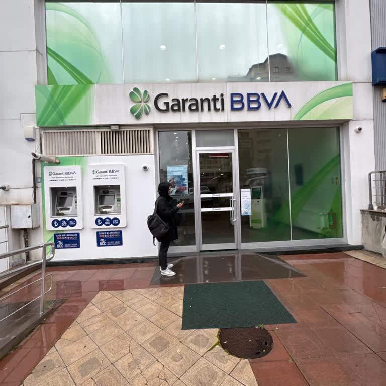 Garanti BBVA Şubesi Açılış Öncesi Yağmurda Müşterileri İçeri Almadı