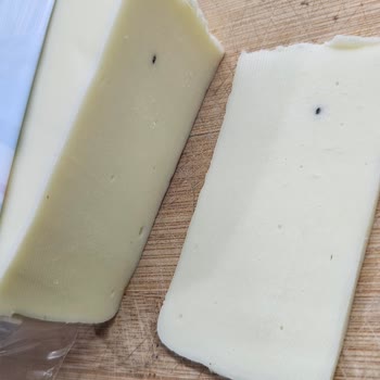 İçim Kaşar Peynirinde Plastik Parça Görülmesi