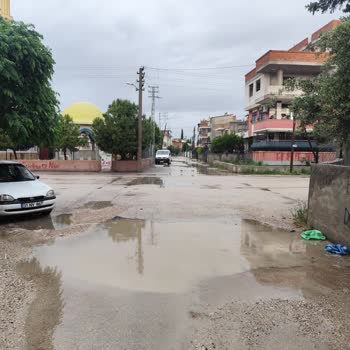 Yüreğir'deki Yol Çukuru Uzun Süredir Kapatılmadı, Acil Onarım Gerekiyor
