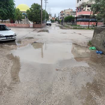 Yüreğir'deki Yol Çukuru Uzun Süredir Kapatılmadı, Acil Onarım Gerekiyor