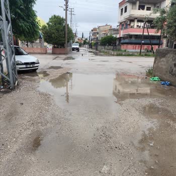 Yüreğir'deki Yol Çukuru Uzun Süredir Kapatılmadı, Acil Onarım Gerekiyor