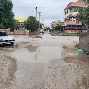 Yüreğir'deki Yol Çukuru Uzun Süredir Kapatılmadı, Acil Onarım Gerekiyor