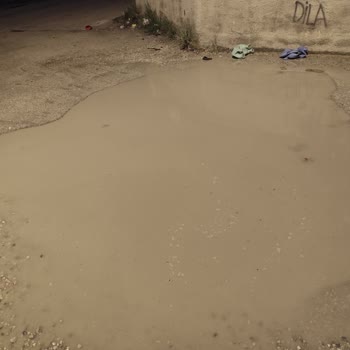 Yüreğir'deki Yol Çukuru Uzun Süredir Kapatılmadı, Acil Onarım Gerekiyor