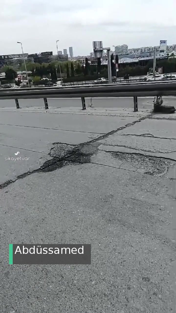 İstanbul Büyükşehir Belediyesi E5'te Oluşan Çukurun Kapatılması Gerekiyor Acil! videonun kapak resmi