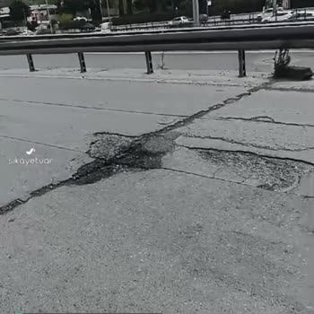 İstanbul Büyükşehir Belediyesi E5'te Oluşan Çukurun Kapatılması Gerekiyor Acil!