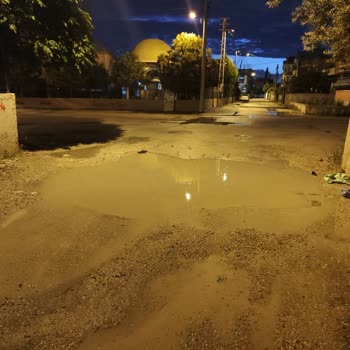 Levent Mahallesi'nde Çukur Göle Dönüştü, Araçlar Ve Yayalar Tehlikede
