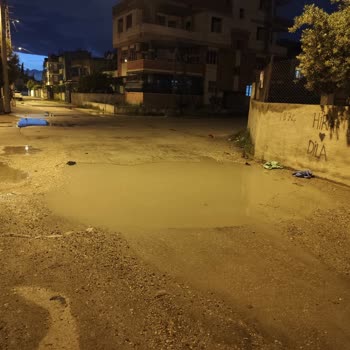 Levent Mahallesi'nde Çukur Göle Dönüştü, Araçlar Ve Yayalar Tehlikede