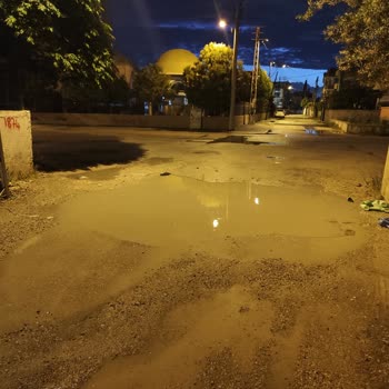 Levent Mahallesi'nde Çukur Göle Dönüştü, Araçlar Ve Yayalar Tehlikede