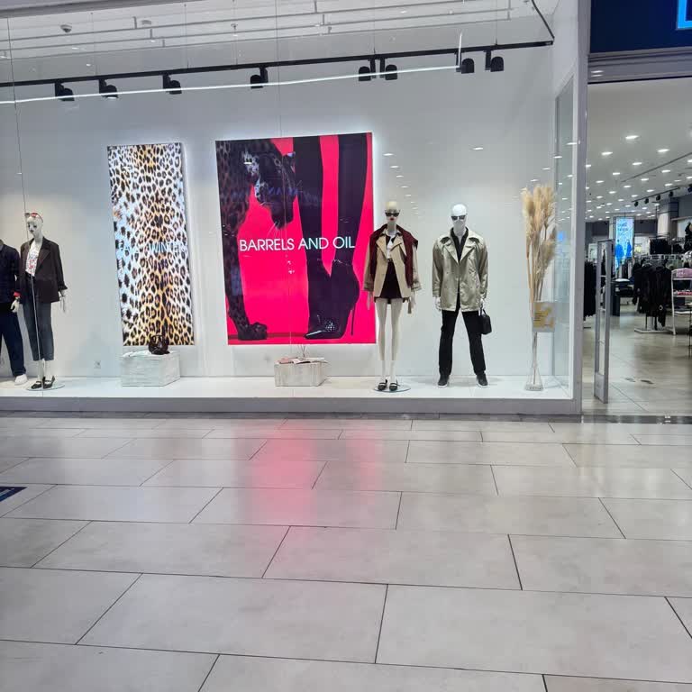 Manken Üzerindeki Tek Bej Trençkot Satılamadığı İçin Şikayet