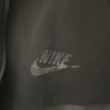 Nike Tech Eşofmanda Rozet Soyulması Ve Fermuarlı Aksesuar Yırtılması