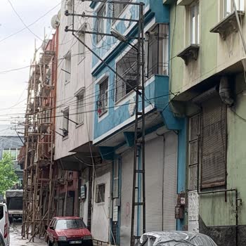 Açıkta Kalan Elektrik Kabloları Çocukları Tehlikeye Atıyor: Acil Müdahale Gerekiyor