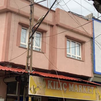 Açıkta Kalan Elektrik Kabloları Çocukları Tehlikeye Atıyor: Acil Müdahale Gerekiyor