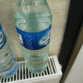 Bahçe Ayran Su Şişelerinde Maviye Çalan Renk Değişikliği Ve Sağlık Endişesi