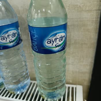 Bahçe Ayran Su Şişelerinde Maviye Çalan Renk Değişikliği Ve Sağlık Endişesi