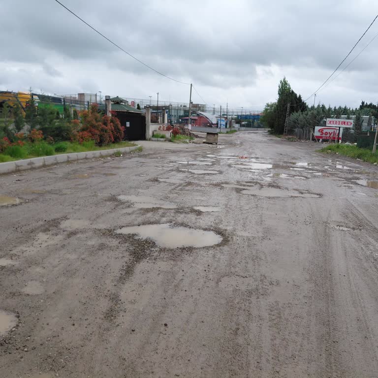 Yenimahalle Aşağı Yahyalar Mahallesindeki Çukurlu Cadde Hemen Düzeltmeli