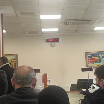 İş Bankası Şubesinde 1 Saat 20 Dakikalık Bekleme Süresi Ve Kullanılmayan Gişeler