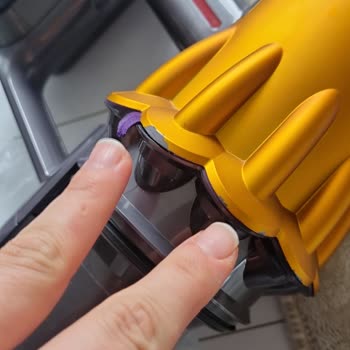 Garanti Kapsamındaki Dyson V12 Süpürge Pil Performansı Dengesizliği Ve Gövde Lastiği Kırılması